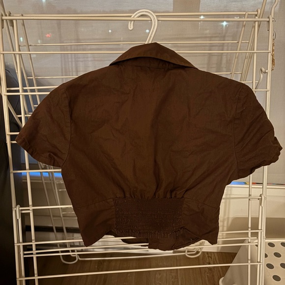 2/$20 H&M Brown Short-Sleeve Cropped Button-Up Top - Picture 3 of 4